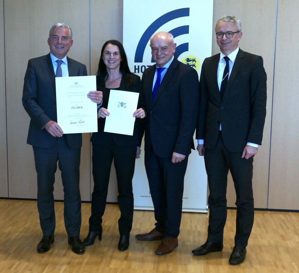 Minister Thomas Strobl bergibt den Breitbandfrderbescheid an die Stutenseer Brgermeisterin Sylvia Trger im Beisein von Joachim Kler MdL und Landrat Dr. Christoph Schnaudigel (v.l.)