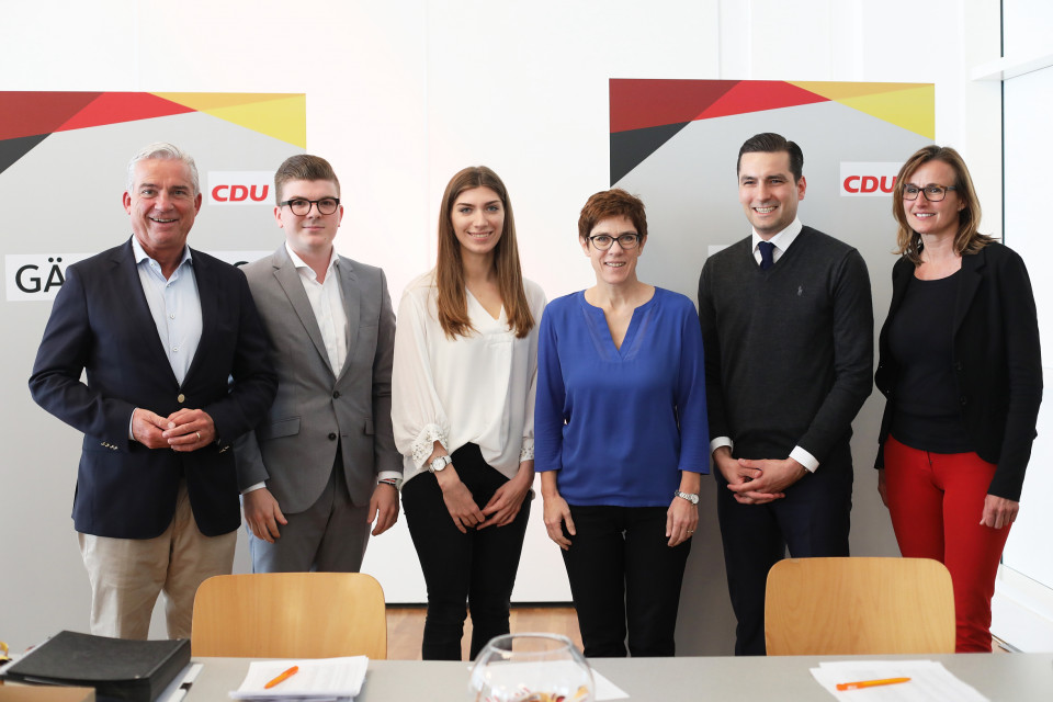 Thomas Strobl (Innenminister), Tobias Walter, Hannah Uhlenbruck,  Annegret Kramp-Karrenbauer (Generalsekretrin), Nicolas Zippelius (Geschftsfhrer CDU Karlsruhe), Katrin Schtz (Staatssekretrin) - Foto: Laurence Chaperon