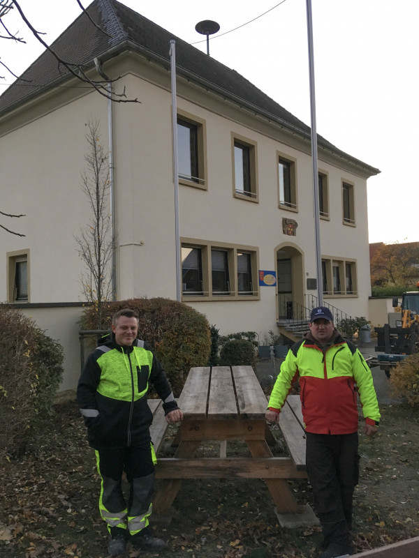Dominic Brausam und Andreas Boda (v.l.) mit der Bank-Tisch Garnitur 