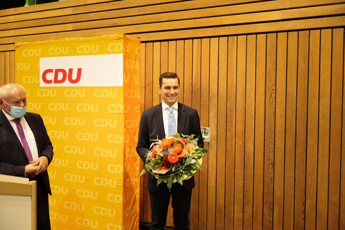 Der stellvertretende CDU Kreisvorsitzende Joachim Kler MdL gratulierte Nicolas Zippelius nach dessen Nominierung zum Bundestagskandidaten der CDU (Foto: Tobias Walter)
