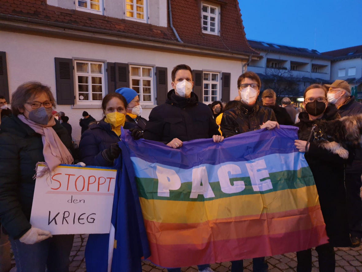 Auch Inge Hauth, Petra Scholer, Jens Schmitt, Lutz Schnthal und Nicole LaCroix waren neben zahlreichen weiteren CDU-Mitgliedern bei der Friedenswache vor der evangelischen Kirche in Blankenloch dabei. (Foto: Bernd Scholer)