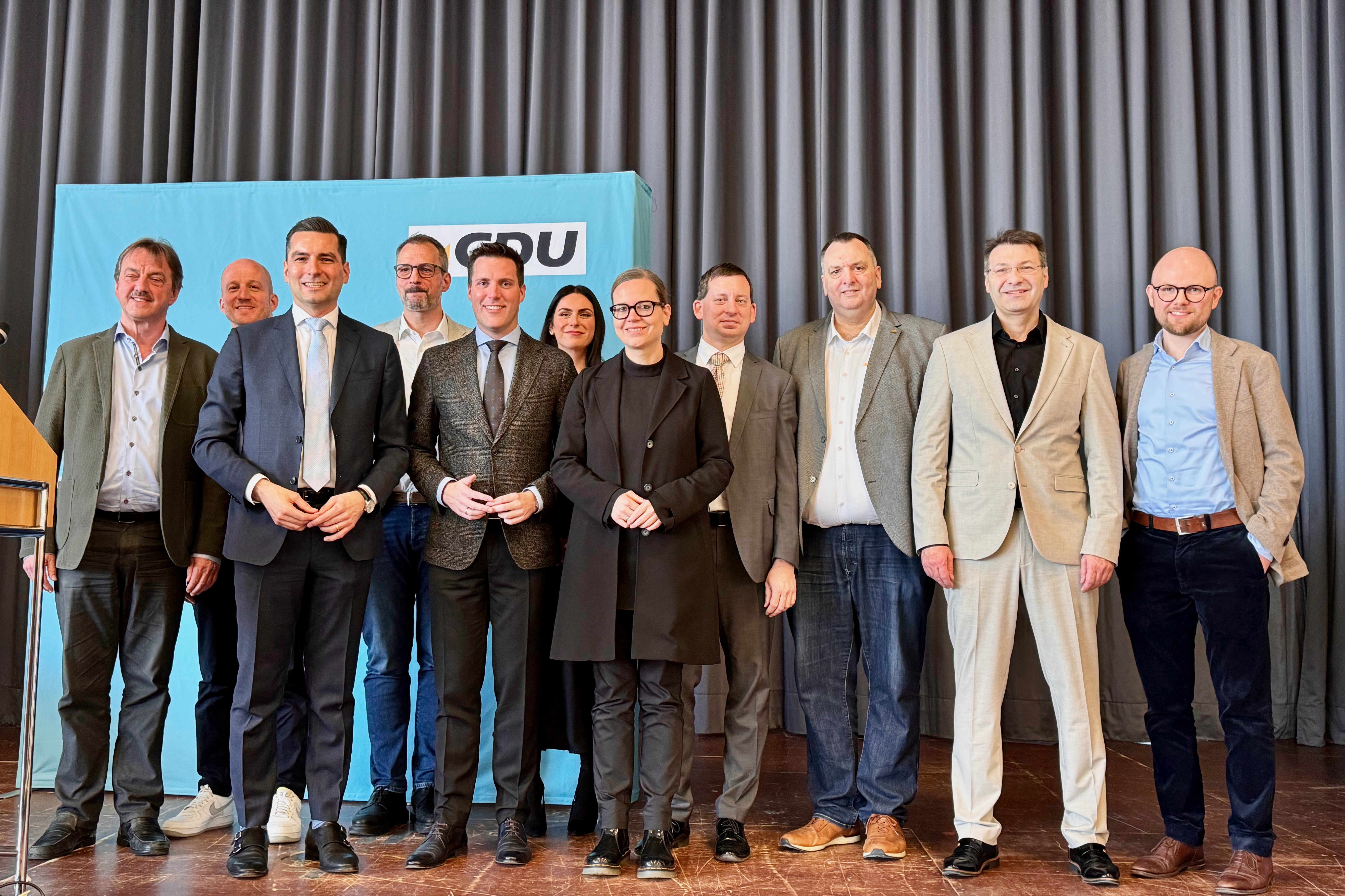Der neugewhlte Kreisvorsitzende Nicolas Zippelius MdB mit dem CDU-Landes- und Fraktionsvorsitzenden Manuel Hagel MdL sowie weiteren Vorstandsmitgliedern 