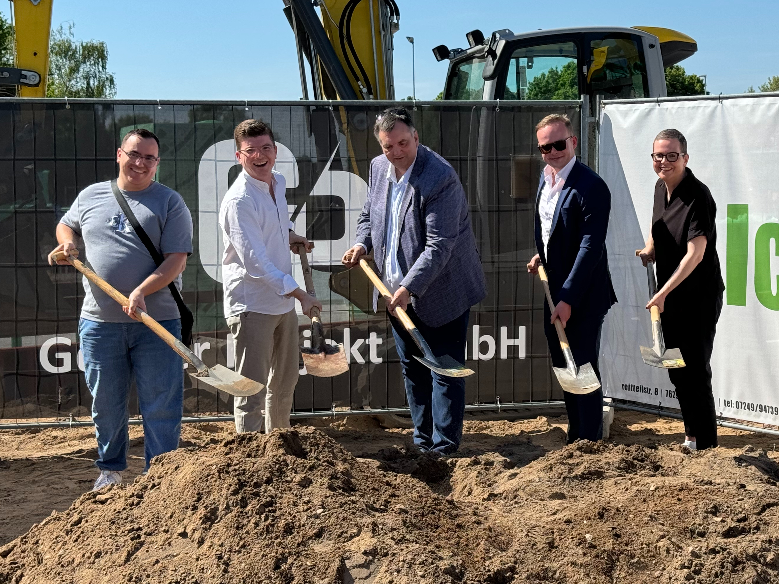 Stadtrte Marius Biebsch und Tobias Walter, Landratsabgeordneter Ansgar Mayr, Investor Dennis Geiler, Architektin Nicole LaCroix (v.l.n.r.)