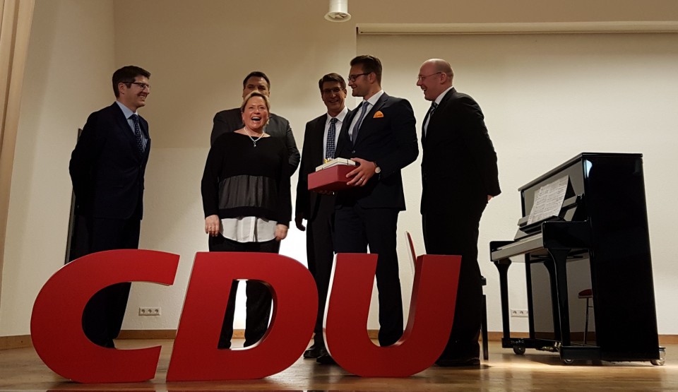 Ministerin Dr. Eisenmann bei der Geschenkbergabe durch die Stutenseer CDU-Ortsvorsitzenden